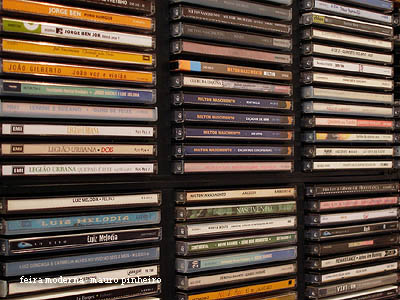 lombadas das capas de CDs